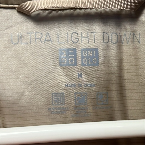 Uniqlo Women Light Down Vest Md Wide Quilted Lightweight tan fall layering warm - Picture 5 of 9